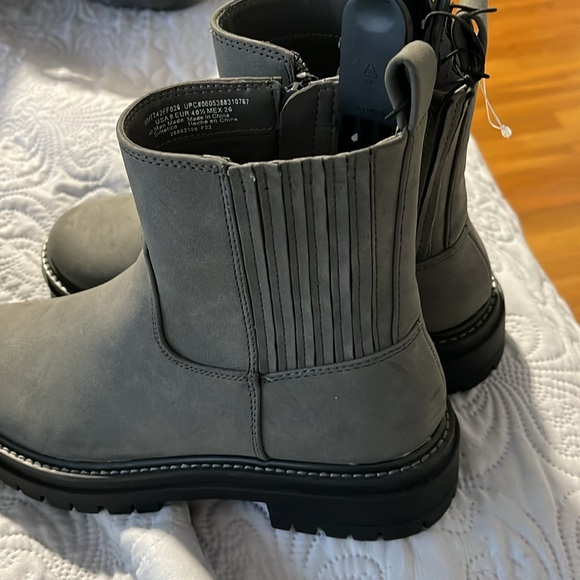 Brand new, gray lug, Chelsea boot - Picture 2 of 4